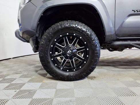 Used 2016 Toyota Tacoma TRD Sport image 25