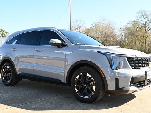 Used 2024 Kia Sorento S w/ Panoramic Sunroof Package image 5