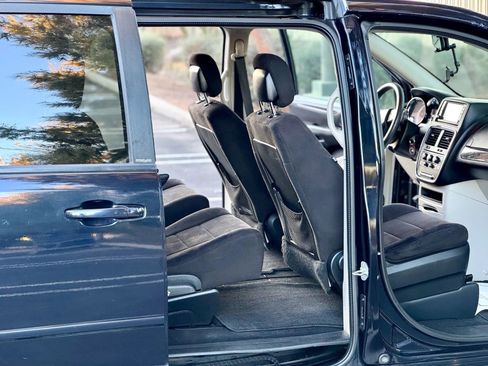 Used 2011 Dodge Grand Caravan Mainstreet image 12