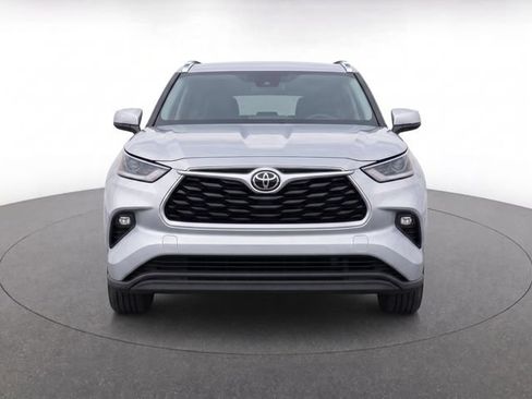 Used 2023 Toyota Highlander XLE FWD image 5
