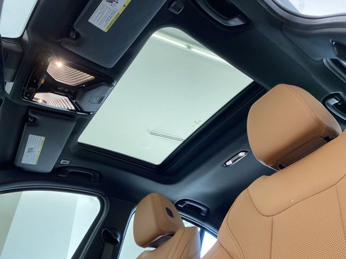 Used 2025 BMW 330i xDrive Sedan w/ Convenience Package image 17