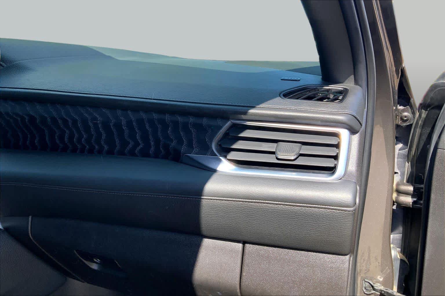 Used 2021 GMC Yukon Denali w/ Denali Premium Package AWD/4WD image 18