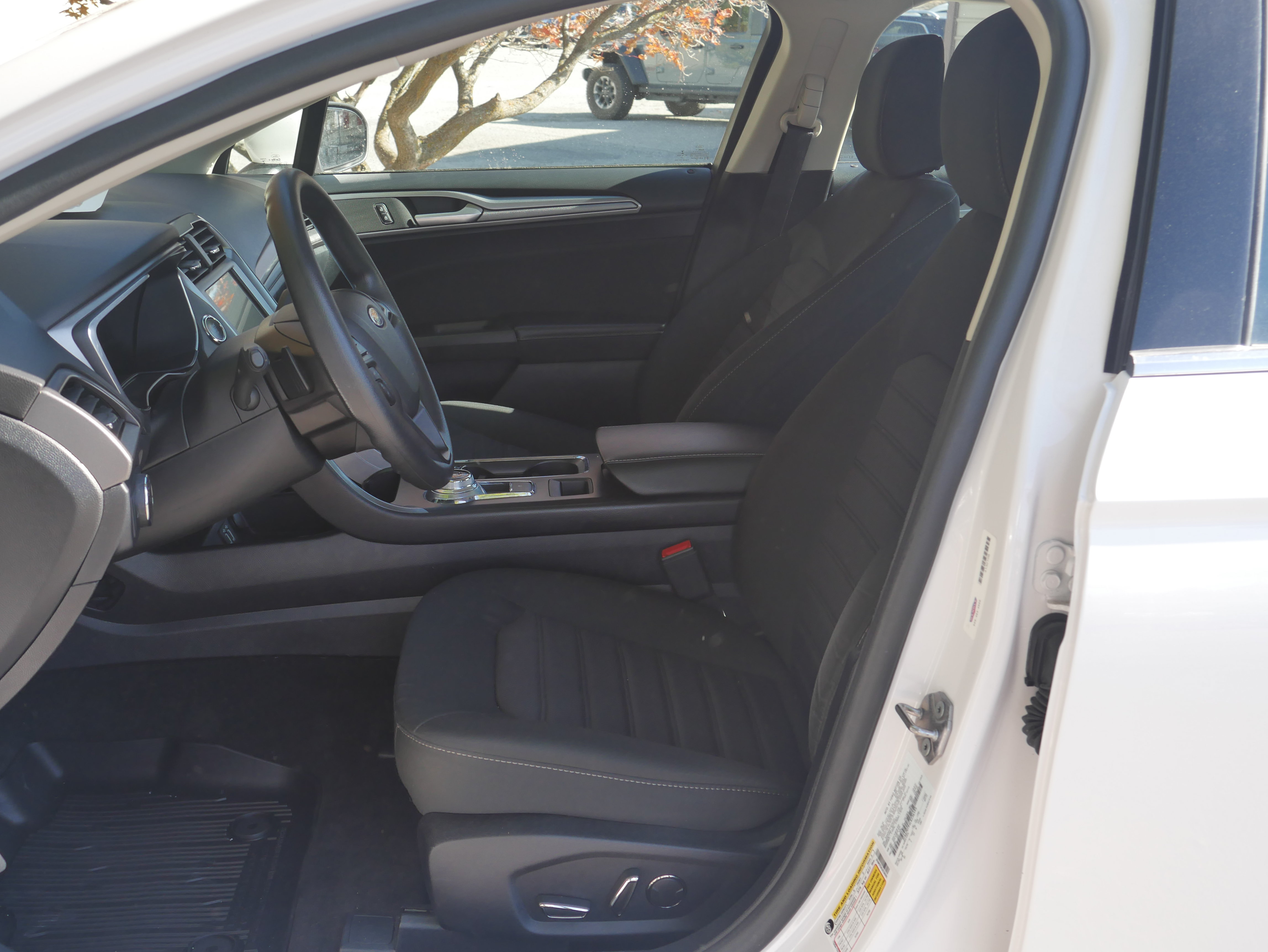 Used 2020 Ford Fusion SE AWD/4WD image 3