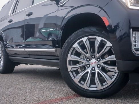 Used 2021 GMC Yukon XL Denali w/ Denali Premium Package image 2