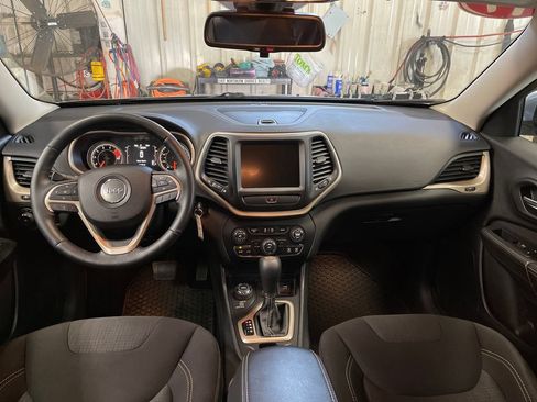 Used 2017 Jeep Cherokee Latitude w/ Cold Weather Group AWD/4WD image 18