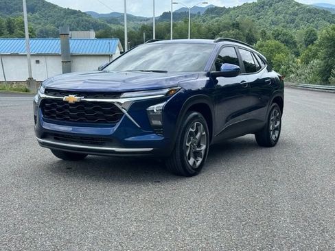 Used 2024 Chevrolet Trax LT w/ Driver Confidence Package FWD image 3