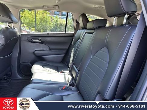 Used 2023 Toyota Highlander XLE AWD/4WD image 17