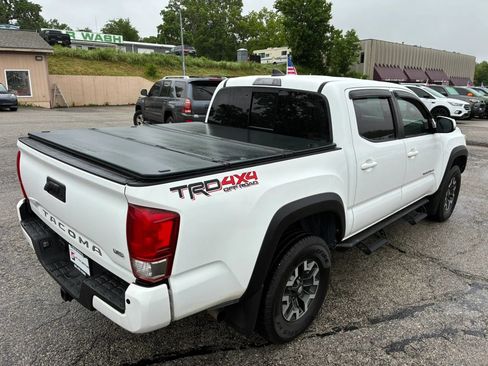 Used 2017 Toyota Tacoma TRD Off-Road w/ Premium & Technology Package AWD/4WD image 4