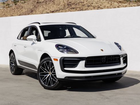 Certified 2026 Porsche Macan AWD/4WD image 9