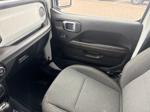 Used 2025 Jeep Wrangler Unlimited Sahara AWD/4WD image 31