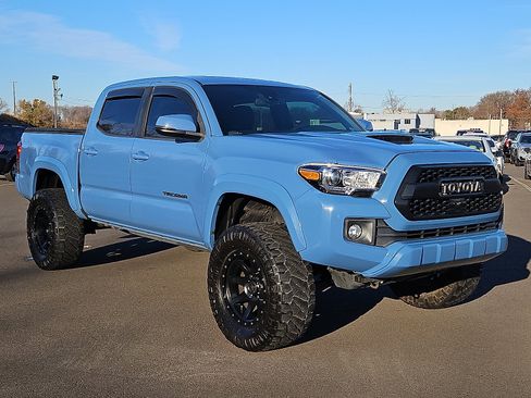 Used 2019 Toyota Tacoma TRD Sport image 1