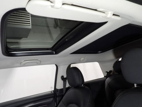 Used 2022 MINI Cooper 2-Door Hardtop image 16