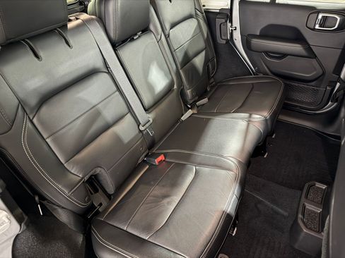 Used 2018 Jeep Wrangler Unlimited Sahara AWD/4WD image 38