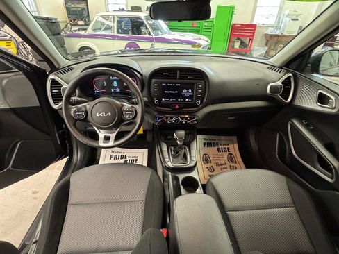 Used 2025 Kia Soul LX w/ LX Technology Package image 4
