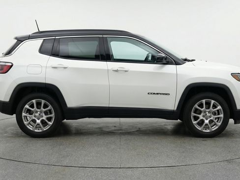 Used 2025 Jeep Compass Limited AWD/4WD image 11