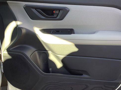 Certified 2025 Subaru Forester Base image 15