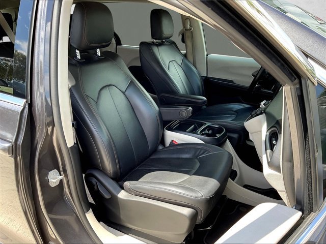 Used 2020 Chrysler Pacifica Touring-L FWD image 7