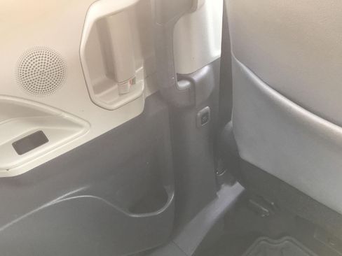Used 2022 Toyota Sienna XLE FWD image 34