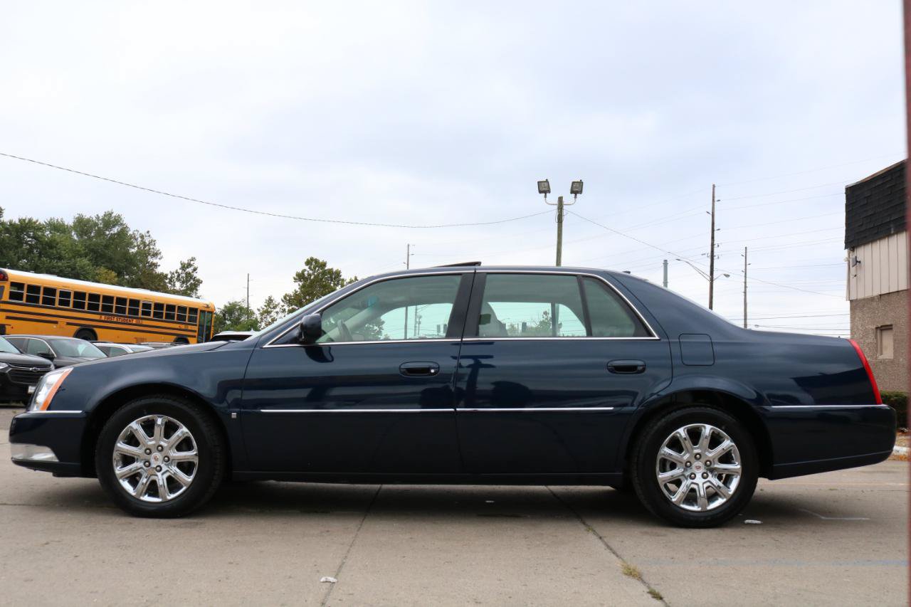 Used 2009 Cadillac DTS w/ Sun And Sound Package FWD image 15
