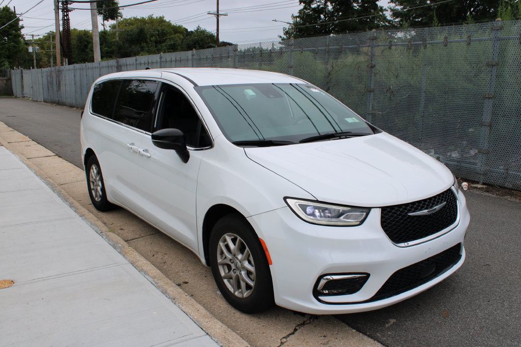 Used 2025 Chrysler Pacifica Select FWD image 4