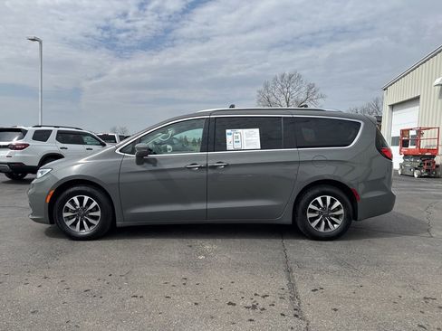 Used 2021 Chrysler Pacifica Touring-L image 4