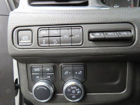 Used 2021 GMC Yukon XL Denali w/ Denali Premium Package image 46