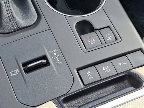 Certified 2021 Toyota Highlander XLE image 26