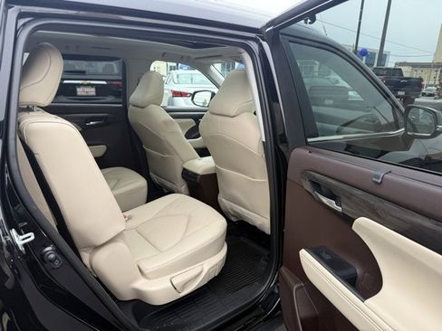 Used 2021 Toyota Highlander Platinum image 13
