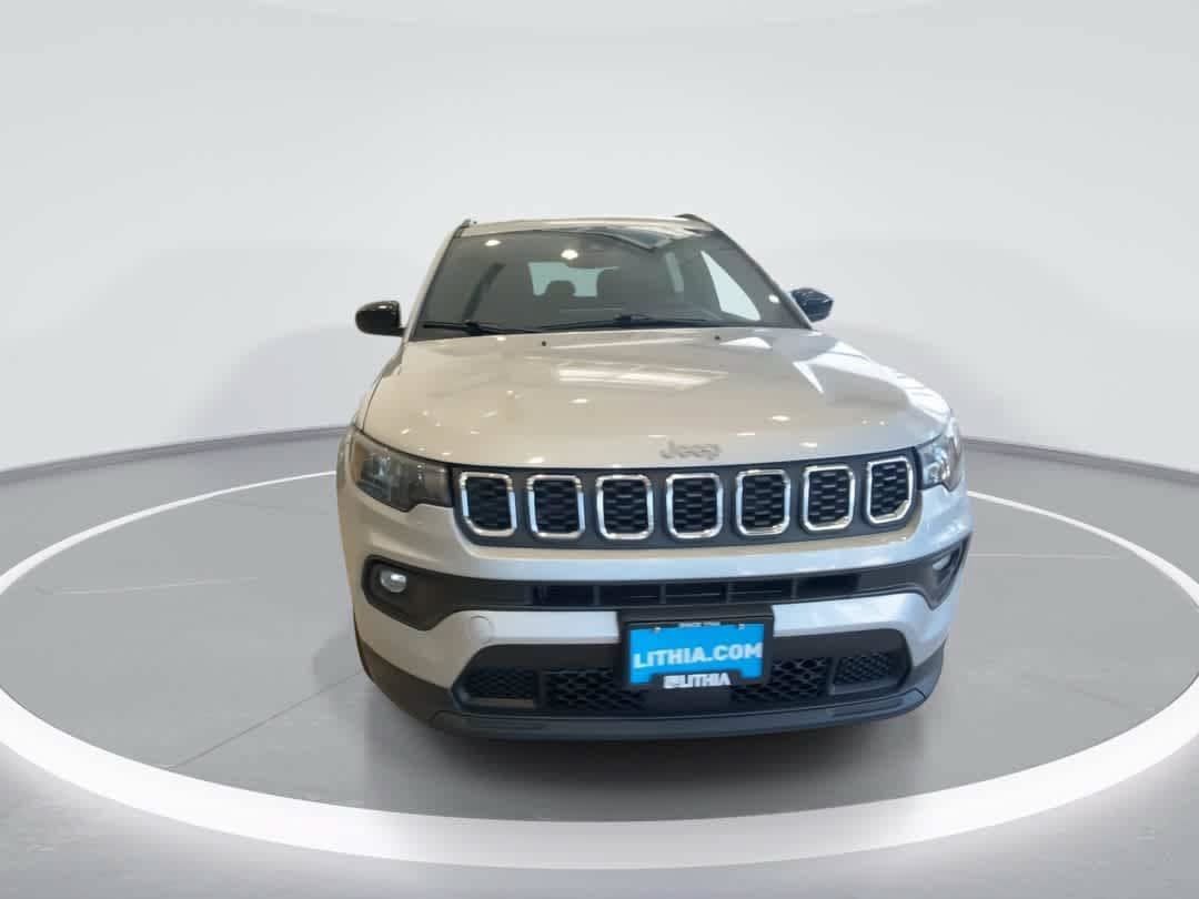 Used 2024 Jeep Compass Latitude AWD/4WD image 3