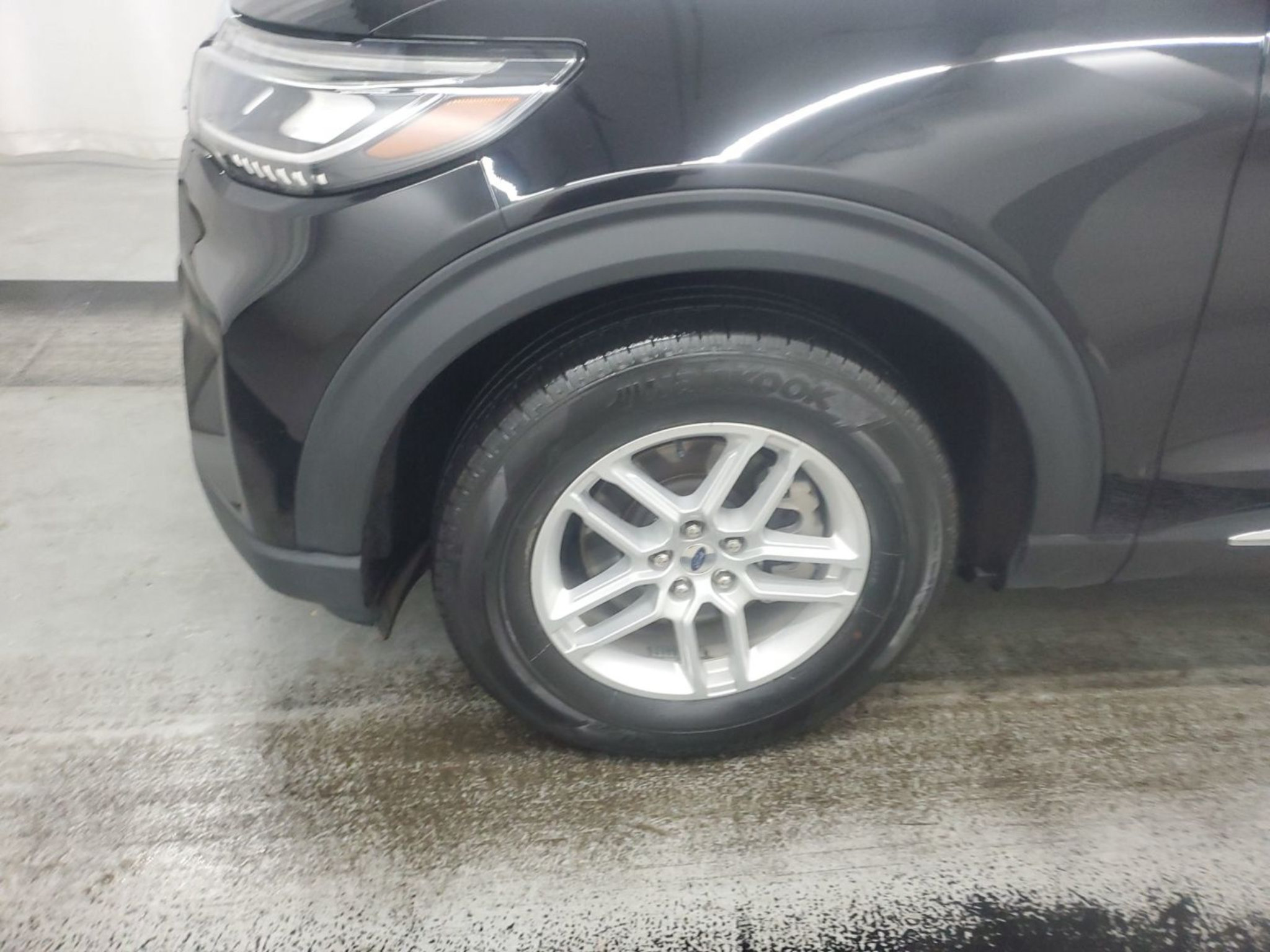 Used 2025 Ford Explorer Active AWD/4WD image 9