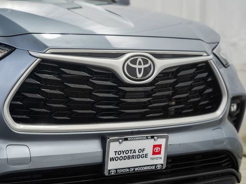 Used 2022 Toyota Highlander LE AWD/4WD image 11