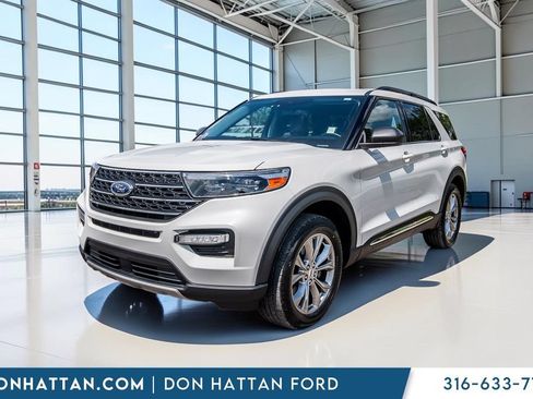 Used 2023 Ford Explorer XLT w/ Equipment Group 202A AWD/4WD image 29