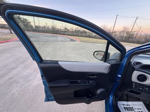 Used 2013 Toyota Yaris LE image 19