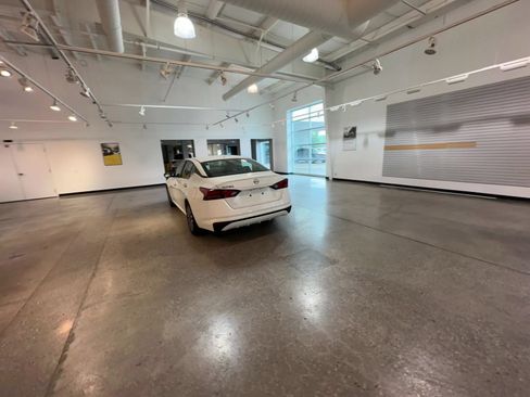 Used 2025 Nissan Altima 2.5 SV FWD image 15