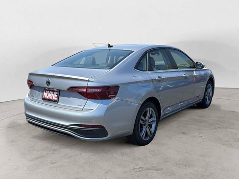 Used 2024 Volkswagen Jetta SE FWD image 5
