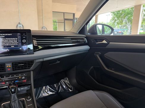 Used 2025 Volkswagen Jetta SE image 29