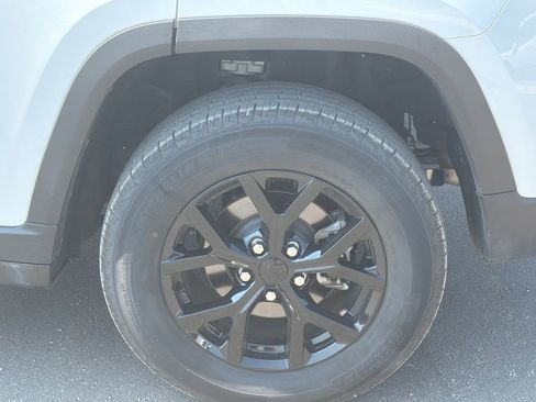 Used 2025 Jeep Grand Cherokee Altitude AWD/4WD image 19