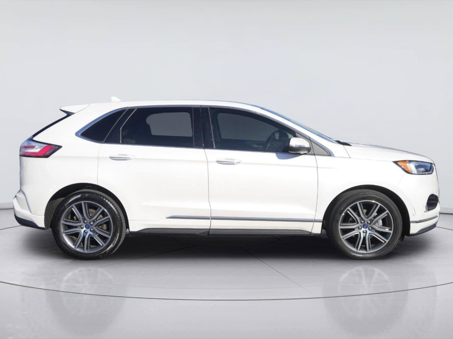 Used 2019 Ford Edge Titanium w/ Equipment Group 301A FWD image 5