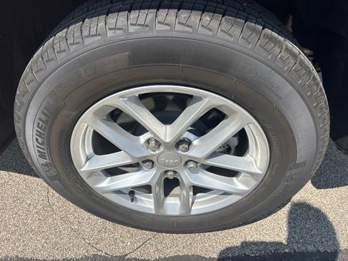 Used 2025 Jeep Grand Cherokee 4WD image 6