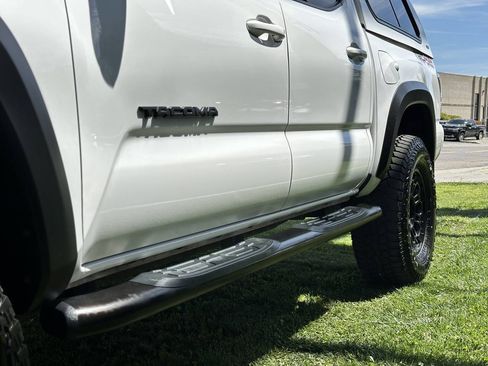 Used 2017 Toyota Tacoma TRD Off-Road AWD/4WD image 11