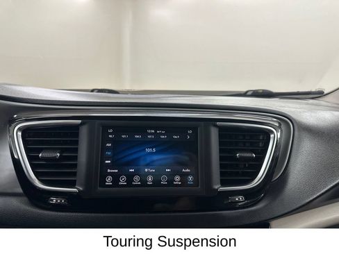 Used 2020 Chrysler Pacifica Touring-L FWD image 41