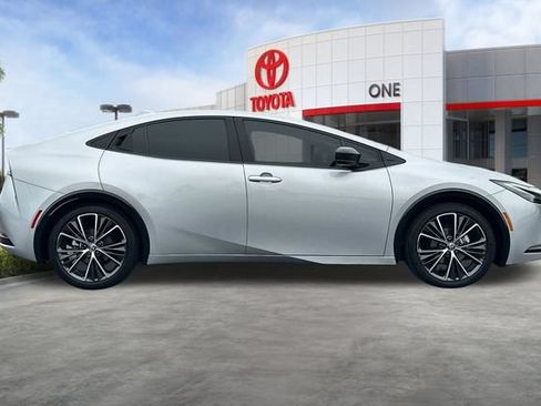 Used 2025 Toyota Prius XLE FWD image 3