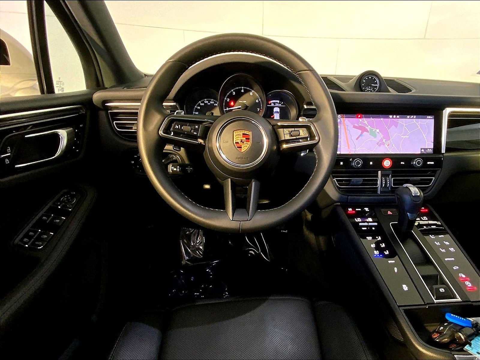 Certified 2024 Porsche Macan AWD/4WD image 13