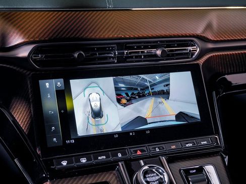 Used 2025 Aston Martin V8 Vantage Coupe image 29