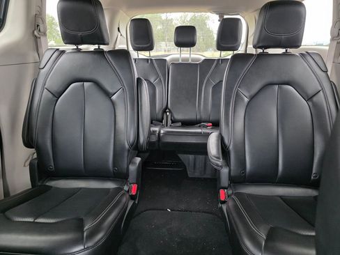 Used 2023 Chrysler Pacifica Touring-L FWD image 13