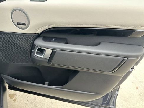 Used 2025 Land Rover Discovery S image 38
