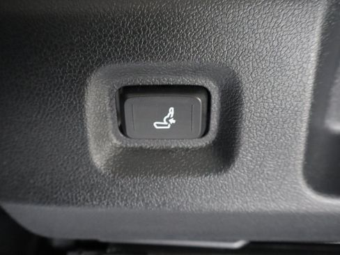 Used 2025 Toyota Tacoma SR AWD/4WD image 14