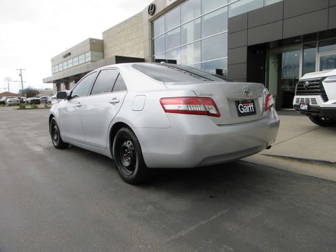 Used 2010 Toyota Camry LE FWD image 5