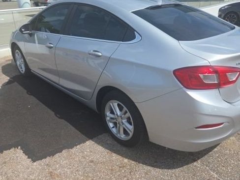 Used 2018 Chevrolet Cruze LT w/ Convenience Package FWD image 2