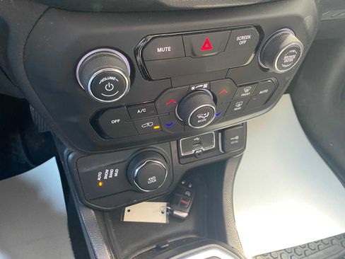 Used 2019 Jeep Renegade Latitude w/ Cold Weather Group AWD/4WD image 21